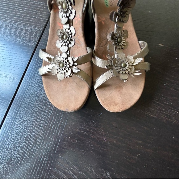 Baretraps 9 memory foam Hammond Bronze Strappy Floral low wedge heel Sandals - Picture 10 of 11